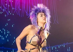 Miley Cyrus gây sốc khi đeo đồ chơi người lớn lên sân khấu