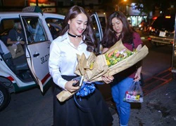 Nhã Phương mang hoa đến tặng Trường Giang ở live show