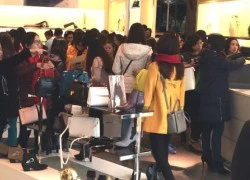 Nháo nhào mua hàng hiệu giảm giá ngày Black Friday