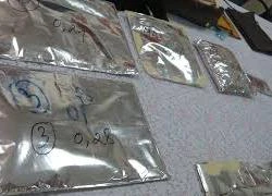 Nữ hành khách Malaysia ngụy trang hơn 5 kg cocaine trong hành lý