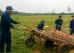 Phát hiện quả bom "khủng" nặng gần 1 tấn ở ruộng lúa