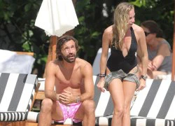 Pirlo mặc quần hồng đi nghỉ mát cùng bạn gái