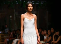 Quán quân Nguyễn Oanh diện đầm hai dây catwalk