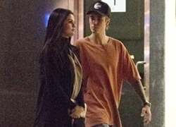 Selena Gomez gác chân lên đùi Justin Bieber ngay giữa nhà hàng