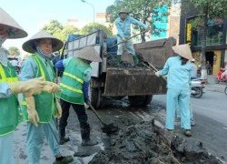 Tắc đường nghiêm trọng tại cầu vượt Nguyễn Chí Thanh do... bùn