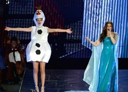 Taylor Swift song ca &#8216;Let it go&#8217; cùng đàn chị Idina Menzel