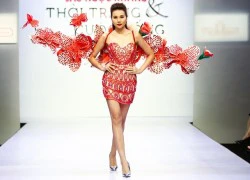 Thanh Hằng đeo cánh hoa lan kiêu sa catwalk