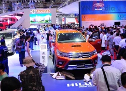 Toyota Corolla bán chậm, Hilux hút khách