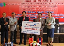 Trao quà tặng của Phó Chủ tịch nước cho trường học Lào