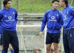 Van Nistelrooy bị tống cổ khỏi M.U vì ... tẩn Ronaldo