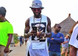 Adebayor thất nghiệp vẫn sống vương giả