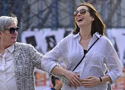 Anne Hathaway cười lớn khi 'khám' bụng bầu giữa phố