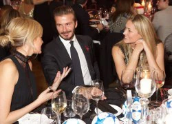 Becks say sưa trò chuyện với hai người đẹp