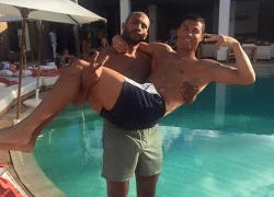 C. Ronaldo bị nghi có quan hệ đồng tính