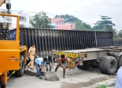 Container lật nhào trên quốc lộ, nhiều người hoảng hốt tháo chạy