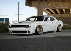 Dodge Challenger Hellcat "dữ dằn" với widebody Liberty Walk