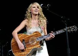 &#8216;Fearless&#8217; của Taylor Swift vượt mốc 7 triệu bản tại Mỹ