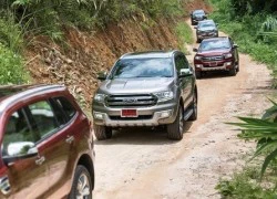 Ford Everest 2016 giá cao, khách choáng