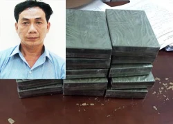 Gã đàn ông treo 15 bánh heroin trên baga xe máy