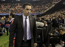 Gary Neville âu sầu trong ngày ra mắt Valencia