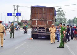 Hai chị em ruột chết dưới bánh xe tải