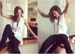 Hình ảnh Miranda Kerr trượt lan can khiến fan "hốt hoảng"