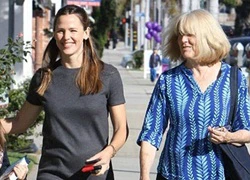 Jennifer Garner thân thiết với mẹ chồng dù đã ly hôn