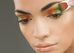 Makeup 30 giây với miếng dán màu mắt