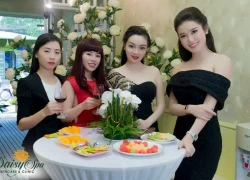 Nữ doanh nhân, đại sứ thương hiệu mỹ phẩm Vivant Joie đọ sắc cùng á hậu Huyền My