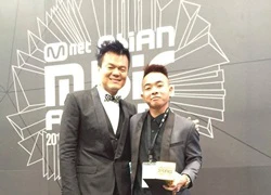 Phúc Bồ nhận giải MAMA 2015 cùng ông chủ nhà JYP