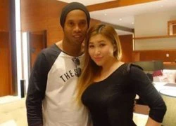 Ronaldinho hút người đẹp ở Trung Quốc