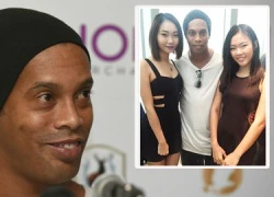 Ronaldinho rụt rè bên cạnh 2 kiều nữ Singapore