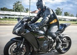 Siêu anh hùng Batman chạy môtô CBR1000RR đi từ thiện