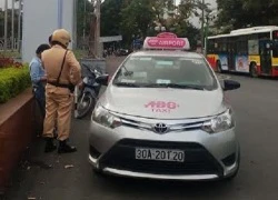 Tài xế taxi ABC giật giấy tờ, giằng co với CSGT