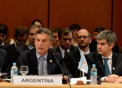 Tân Tổng thống Argentina làm &#8216;ông già Noel&#8217; phát tiền cho dân nghèo