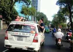 Tây 'ba lô' vô tư nhậu trên...nóc taxi đang chạy