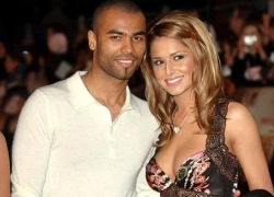 Tay chơi Ashley Cole chờ đón đứa con đầu với người mẫu Ý