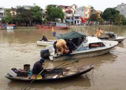 Thanh niên 'ngáo đá' cởi trần bơi trong giá rét 11 độ C