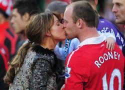 Wayne Rooney bị vợ &#8220;bỏ đói&#8221;, mồm thèm rượu, chân đá liêu xiêu