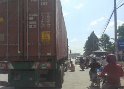 Xe container tông chết hai bà cháu