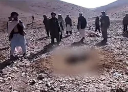 Al-Qaeda chôn sống rồi ném đá chết một phụ nữ ngoại tình