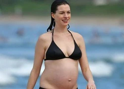 Anne Hathaway khoe bụng bầu với bikini