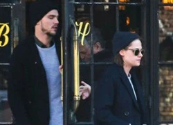 Bắt gặp Kristen Stewart rời khách sạn cùng bạn trai cũ Jennifer Lawrence