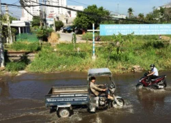 Bì bõm lội nước ngập giữa mùa khô ở Sài Gòn