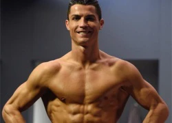 C. Ronaldo mặc quần lót tâng bóng