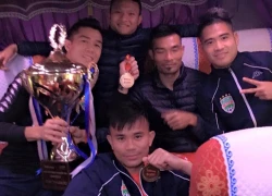 Cầu thủ Bình Dương selfie khoe Siêu Cup