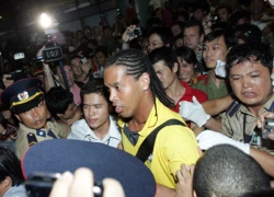 Cháy với điệu samba của Ronaldinho trên sân Mỹ Đình