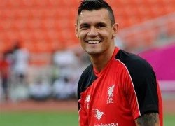 Dejan Lovren bị 'chơi xỏ' trong đường hầm bởi một nhóc tỳ