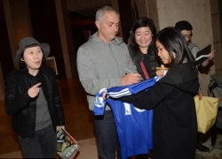 Fan Trung Quốc bám riết HLV Mourinho ở khách sạn