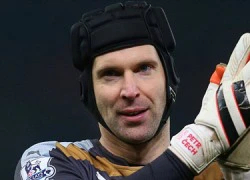 Găng tay mới của Cech bị gửi nhầm đến... Chelsea